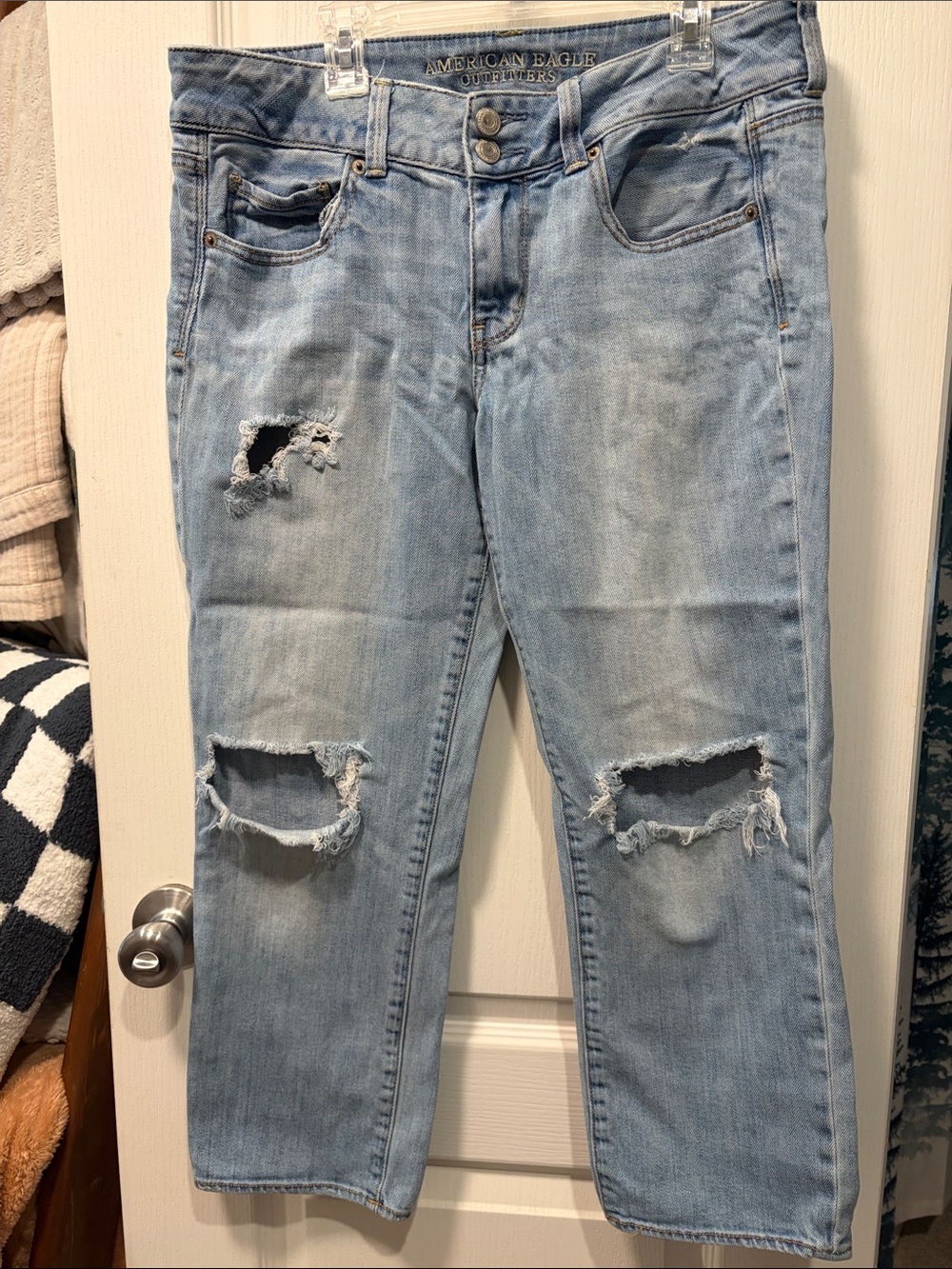 American Eagle Outfitters Light Wash Ripped Women’s Artist Crop Jeans size 8